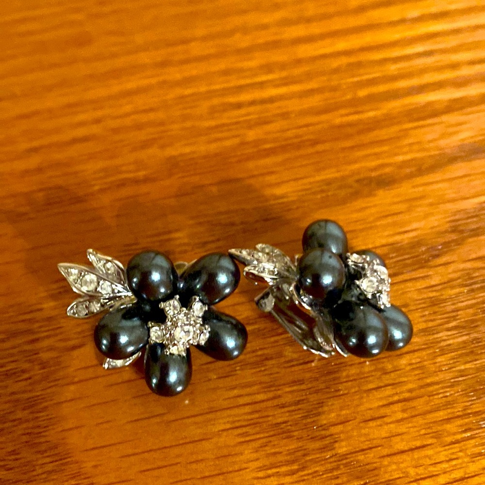 Grey pearl flower clip earrings